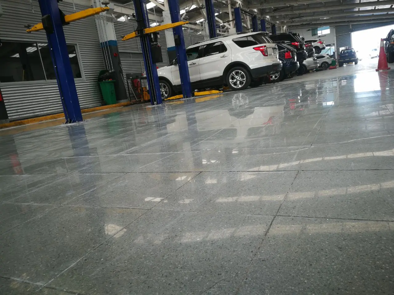 Limpieza y mantenimiento de pisos