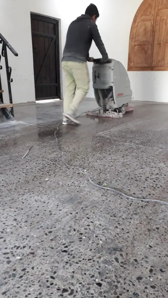 Limpieza y mantenimiento de pisos